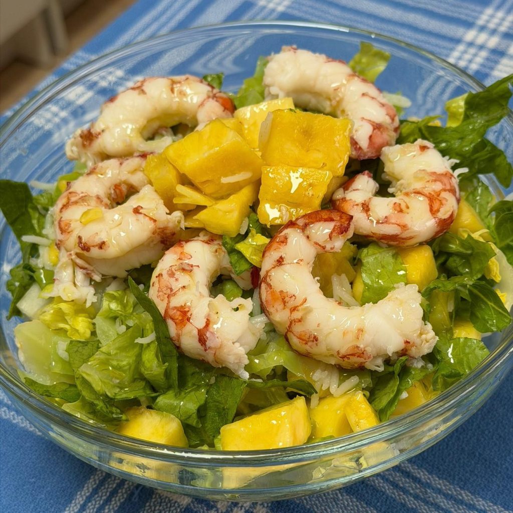 Ensalada de langostinos, comida saciante y equilibrada que ayuda a controlar el hambre